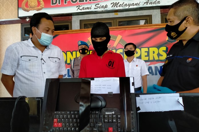 Pelaku pencurian Slamet Priyanto saat dihadirkan dalam gelar perkara di Polres Pekalongan Selasa (23/2/2021). (NANANG RENDI AHMAD/JAWA POS RADAR SEMARANG)