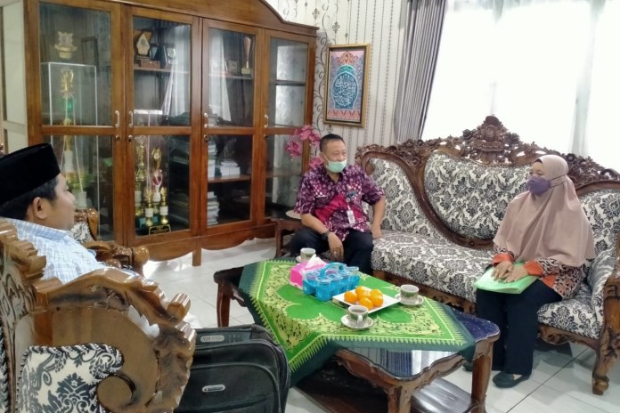 Wakil Ketua DPRD Demak, Zayinul Fata mendampingi pegawai tidak tetap (PTT) beraudiensi dengan Kepala Dinas Pendidikan dan Kebudayaan Eko Pringgolaksito. (Wahib Pribadi/Jawa Pos Radar Semarang)