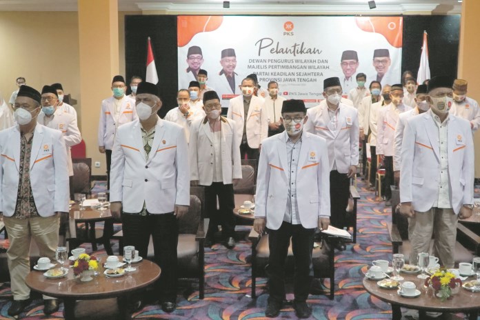 Sejumlah pengurus DPW PKS menjalani pelantikan di Grand Wahid Salatiga. (Dhinar Sasongko/Jawa Pos Radar Semarang)