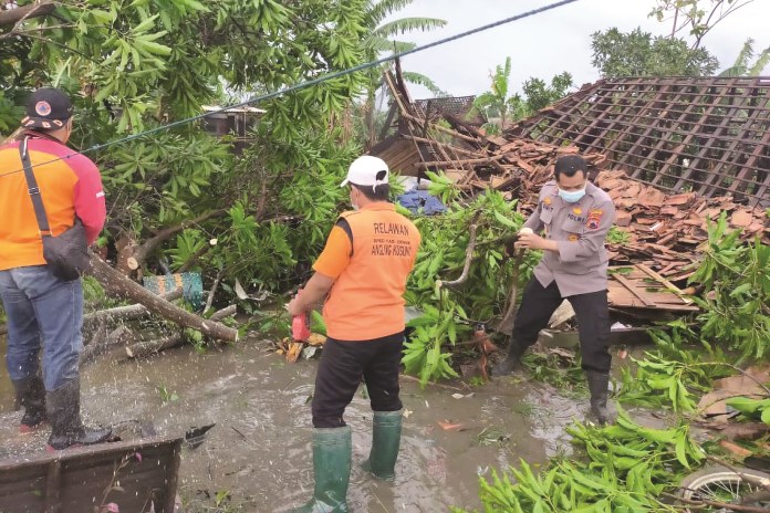 Rumah warga Desa Karangsono, Kecamatan Mranggen rontok diterjang putting beliung. (Wahib Pribadi/Jawa Pos Radar Semarang)