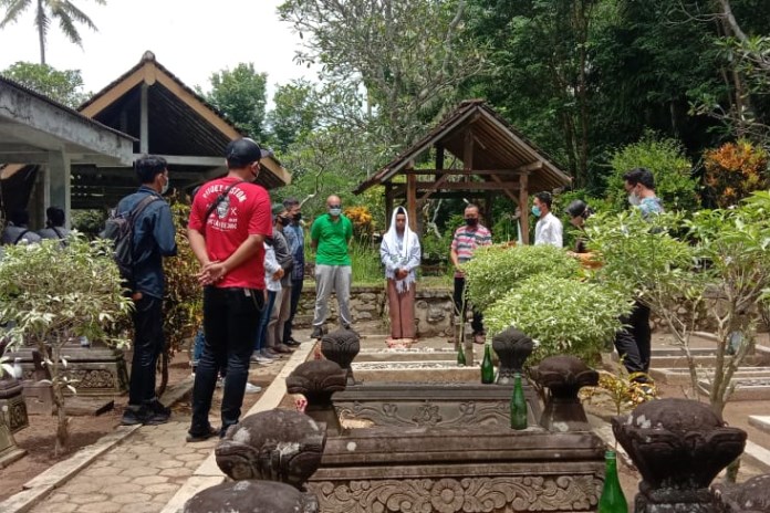 Wartawan berziarah ke makam Boediardjo di Dusun Tingal, Desa Wanurejo, Borobudur kemarin (9/2/2021). (Istimewa)
