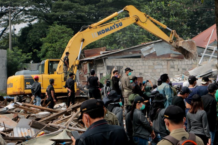 Petugas Satpol PP Kota Semarang bersama aparat TNI/Polri membongkar paksa 135 hunian liar di Kampung Cebolok, kemarin. (NURCHAMIM/JAWA POS RADAR SEMARANG)