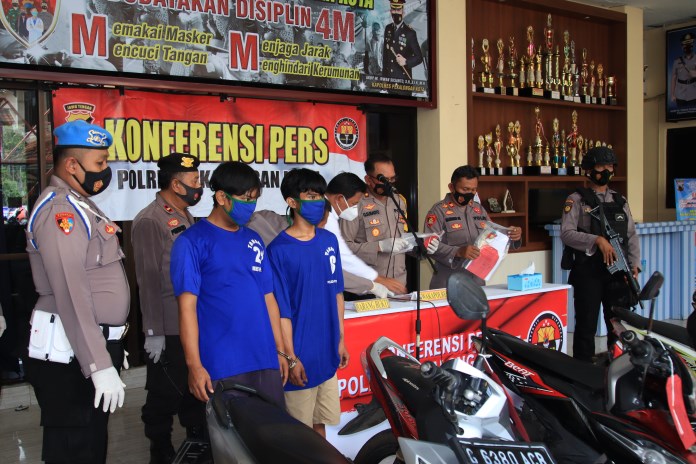 Residivis spesialis pencuri sepeda motor ditangkap tim Resmob Polres Pekalongan Kota Senin (22/2/2021). (Lutfi Hanafi/Jawa Pos Radar Semarang)