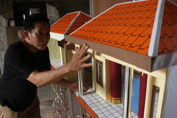 Miniatur rumah kertas yang biasanya dibakar karena diyakini akan menjadi bekal untuk leluhur yang sudah meninggal di akhirat. (NURCHAMIM/JAWA POS RADAR SEMARANG)