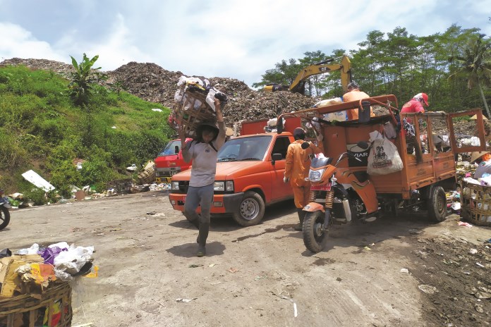 Sampah dari Kota Magelang di TPA Banyyurip, Tegalrejo, Kabupaten Magelang telah menggunung dan timbulkan bau tak sedap. (LUQMAN SULISTIYAWAN/JAWA POS RADAR SEMARANG)