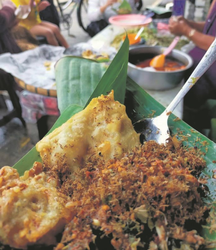 Sego ndoreng khas Demak bercita rasa pedas. Mirip pecel namun lauknya lebih komplit ditambah serundeng kelapa.  (Wahib Pribadi/Jawa Pos Radar Semarang)