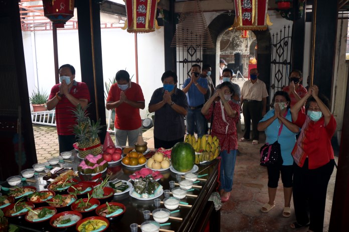 Sejumlah warga Tionghoa melakukan sembahyang hari Sam Sip Pu di Kelenteng Tay Kak Sie, Semarang, kemarin. (NURCHAMIM/JAWA POS RADAR SEMARANG)