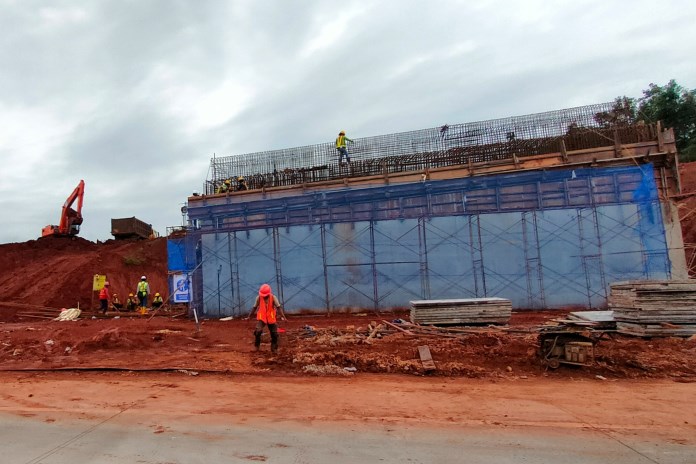 Pekerja sedang mengerjakan simpang susun jalan tol Semarang-Batang. (RIYAN FADLI/JAWA POS RADAR SEMARANG)