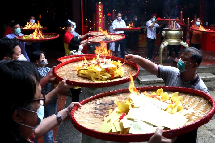 Warga Tionghoa menggelar sembahyang Toa Pek Kong di Kelenteng Tay Kak Sie, Gang Lombok, Semarang. (NURCHAMIM/JAWA POS RADAR SEMARANG)