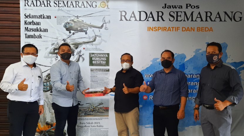 Humas IHGM DPD Jateng Arif Zulkarnain (dua dari kiri) bersama Bagus Saputro dan Noor Faiq berkunjung ke kantor Jawa Pos Radar Semarang. Diterima GM Radar Semarang Iskandar dan Manajer Iklan Bisnis Sugiyanto Selasa (23/2/2021). (IWAN ADRIANTO/JAWA POS RADA