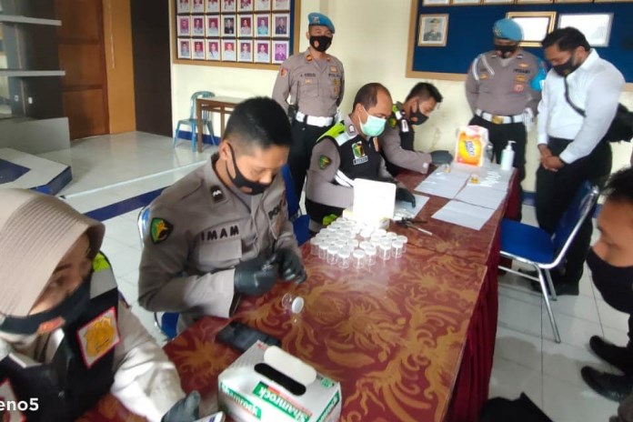 Anggota Polres Magelang Kota dites urine di aula polres setempat. (Istimewa)