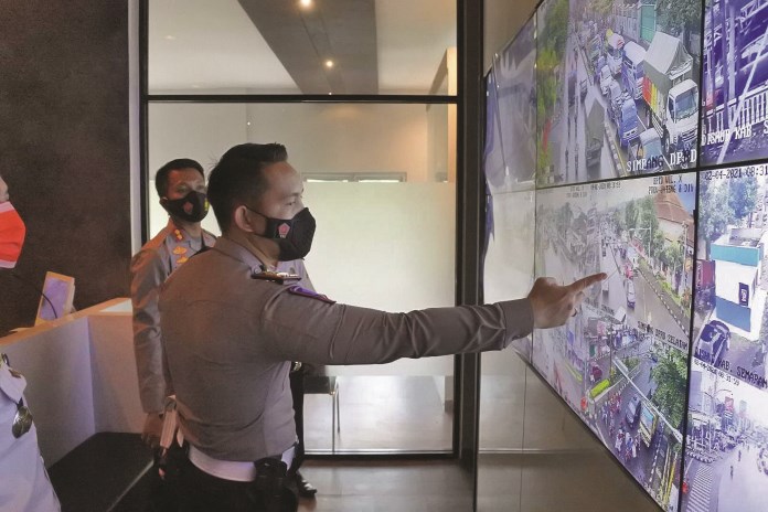Kapolres Semarang AKP Muhammad Adiel Aristo meninjau layanan ATCS di Dinas Perhubungan Kabupaten Semarang. (Maria Novena/Jawa Pos Radar Semarang)