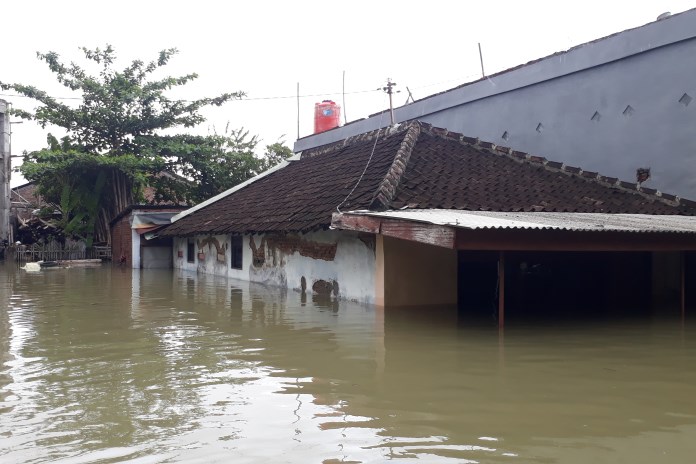 Banjir merendam rumah warga di Kelurahan Trimulyo, Genuk. (JOKO SUSANTO/JAWA POS RADAR SEMARANG)