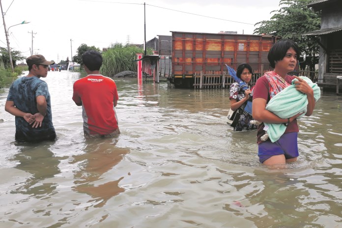 Banjir merendam rumah warga di Kelurahan Trimulyo, Genuk. (JOKO SUSANTO/JAWA POS RADAR SEMARANG)