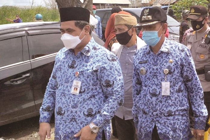 Wakil Gubernur Jateng, Taj Yasin mengunjungi desa terdampak banjir di Desa Loireng, Kecamatan Sayung. (Wahib Pribadi/Jawa Pos Radar Semarang)