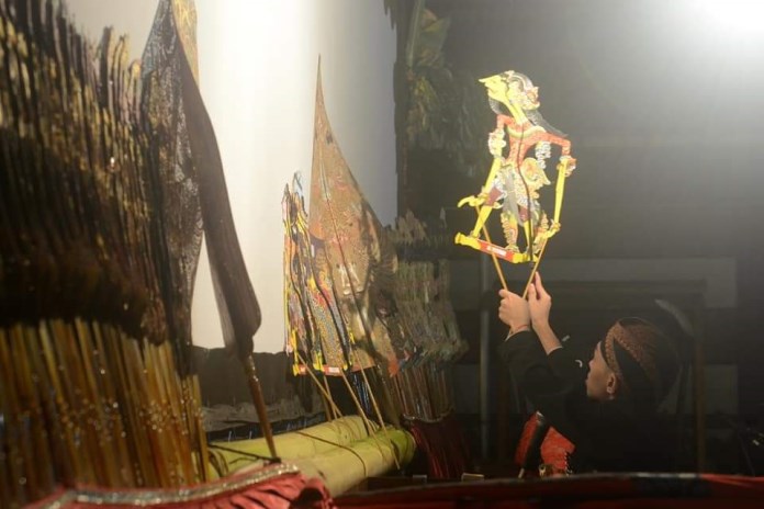 Jose saat mementaskan wayang kronik Geger Pacinan beberapa waktu lalu. (Istimewa)