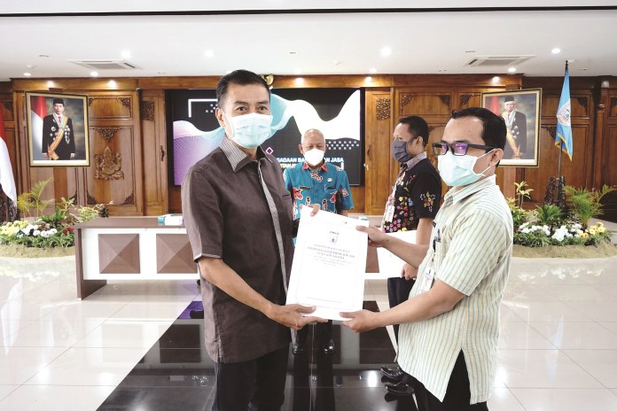 Wali Kota Salatiga Yuliyanto menyerahkan SK UKPBJ Tahun 2021 secara simbolis kepada perwakilan Kelompok Kerja Pemilihan, serta tanda terima kasih kepada Kelompok Kerja Pemilihan tahun 2020. (Dhinar Sasongko/Jawa Pos Radar Semarang)