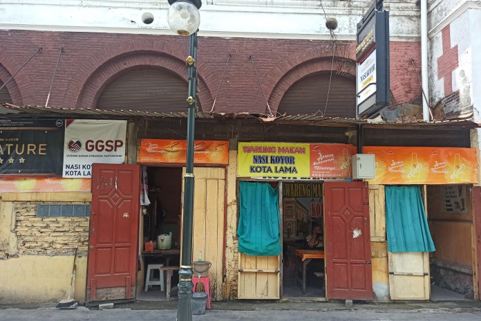 Nasi koyor Kota Lama Semarang, kuliner legendaris sejak 1955. (Agus Hariyanto/Jawa Pos Radar Semarang)