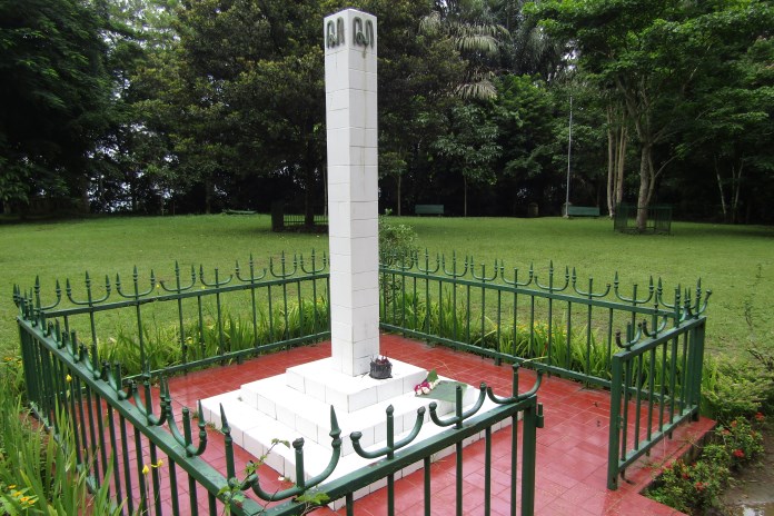 Tiang beton di sebagai penanda wilayah puncak Gunung Tidar. (ROFIK SYARIF GP/JAWA POS RADAR SEMARANG)
