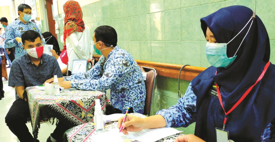 Tenaga kesehatan di lingkungan RSUD Kalisari Batang saat menjalani skrining vaksin Covid-19. (RIYAN FADLI/JAWA POS RADAR SEMARANG)