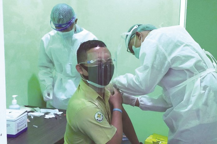 Tenaga kesehatan menjalani vaksinasi di RSUD Sunan Kalijaga. (Wahib pribadi/Radar semarang)