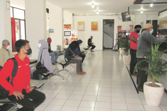 Ruang tunggu Samsat Kota Magelang diatur sesuai protokol kesehatan. (ROFIK SYARIF G P/JAWA POS RADAR SEMARANG)