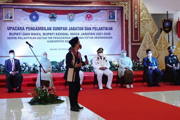 Ustad Maulana saat memberikan tausiah dalam helatan ramah tamah pelantikan Bupati dan Wakil Bupati Kendal di Pendopo Bahurekso, Kendal, Jumat (26/2/2021). (BUDI SETIYAWAN/JAWA POS RADAR SEMARANG)