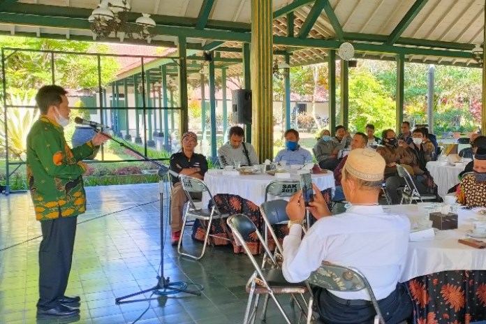 Bupati Wonosobo Afif Nurhidayat tengah memberi saat bertemu sejumlah jurnalis dan OPD di pendopo belakang rumah dinas. (Sigit Rahmanto/Jawa Pos Radar Semarang)