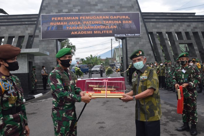 Gubernur Akmil bersama Walikota Magelang dan perwakilan Alumni Akabri