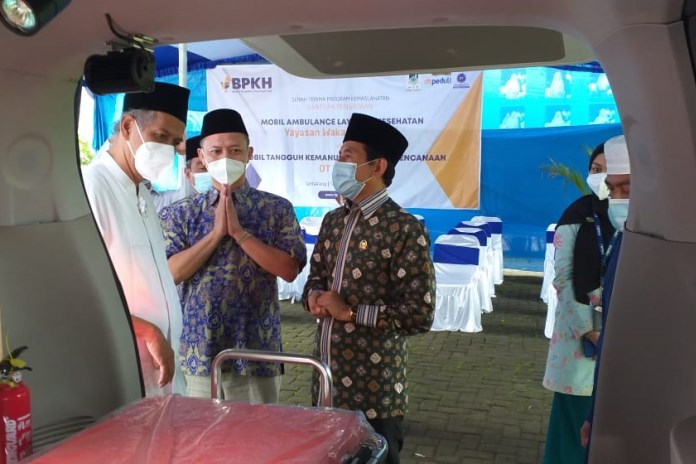 Kepala Badan Pengelola Keuangan Haji (BKPH) Anggito Abimanyu bersama Anggota Komisi VIII DPR RI Bukhori Yusuf ketika memberikan bantuan kepada Yayasan Wakaf Bina Amal. (ADENNYAR WYCAKSONO/JAWA POS RADAR SEMARANG)
