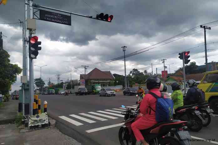 Traficc light simpang tiga Blondo, Kabupaten Magelang telah menggunakan sistem ATCS. (LUQMAN SULISTIYAWAN/JAWA POS RADAR SEMARANG)