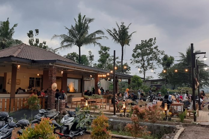 Suasana Angkringan Baloeng Gadjah, Tuntang di sore hari. (TITIS ANIS FAUZIYAH/JAWA POS RADAR SEMARANG)