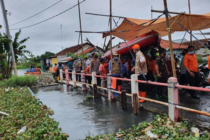 Salah satu upaya menangani banjir di kota Pekalongan adalah normalisasi sungai, dengan membersihkan dan mengeruknya. (Lutfi Hanafi/Jawa Pos Radar Semarang)