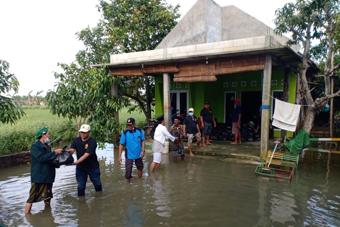 Warga Dukuh Bugangan, Desa Sidorejo, Sayung Kabupaten Demak mendapat bantuan sembako dari Luhur Kosmetik. (Istimewa)