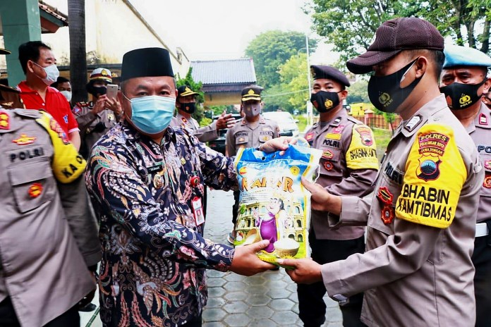 Wakil Wali Kota Pekalongan Salahudin saat menerima bantuan beras secara simbolis Rabu (10/3/2021). (Lutfi Hanafi/Jawa Pos Radar Semarang)