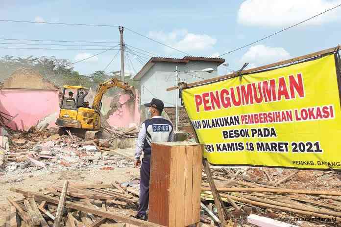 Pembongkaran bangunan kios di eks pangkalan truk Banyuputih Kamis (18/3/2021) lalu. Saat ini semua bangunan sudah rata dengan tanah. (RIYAN FADLI/JAWA POS RADAR SEMARANG)
