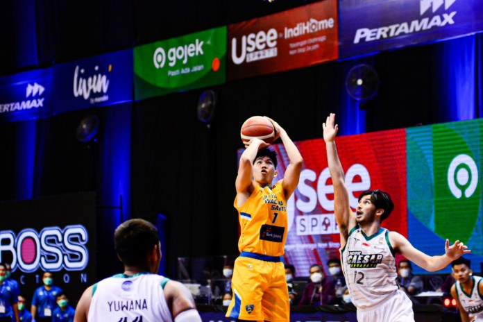 Pemain SWSS saat berjibaku dengan pemain Pasific Caesar Surabaya dalam lanjutan seri 3 IBL di Cisarua, Bogor. (Istimewa)