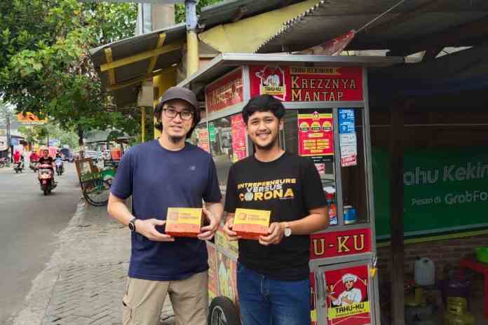 EKO WAHYU BUDIYANTO/JAWA POS RADAR SEMARANG ENTREPRENEUR MUDA: Anggih Heri Saputra (kanan) yang sukses berbisnis tahu krispi.