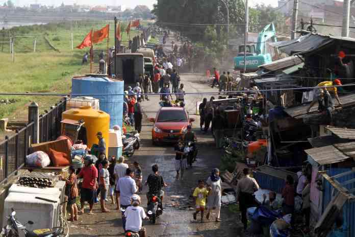 Pembongkaran bangunan liar di Bantaran Kali Es, Sawah Besar, Semarang. (NURCHAMIM/JAWA POS RADAR SEMARANG)