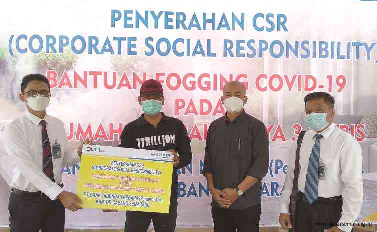 Kepala Cabang BTN Semarang Donny Dwiantoro didampingi Direktur PT Adinata Graha Raya Arya Wirawan menyerahkan bantuan kepada perwakilan warga Perumahan Graha Raya 3 Kliris Boja kendal, Senin (22/3/2021). (IDA FADILAH/JAWA POS RADAR SEMARANG)