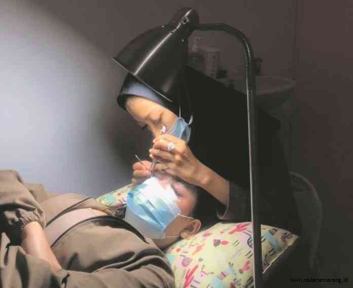 Prosedur eyelash extension di Kawai Beauty Studio. (Istimewa)