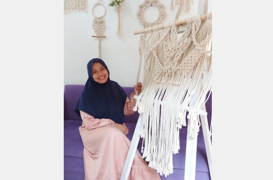 KREATIF: Dian Pratiwi menyelesaikan pesanan makrame di rumahnya. (kanan) Makrame model gantungan pot. (PUPUT PUSPITASARI/JAWA POS RADAR SEMARANG)