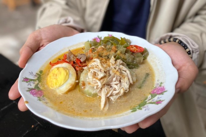 Lontong cap go meh dengan tujuh isian memanjakan lidah penggemar kuliner. Menu ini paduan resep budaya Jawa dan Tionghoa. (Rosita Rachma/Muhammad Fazer Mileneo/ Jawa Pos Radar Semarang)