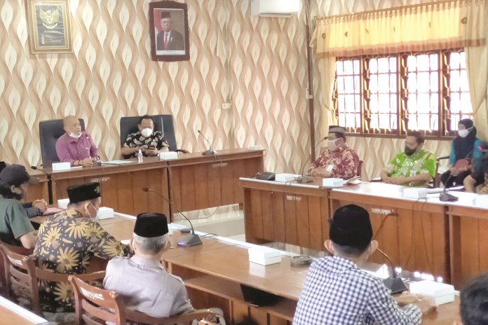 Ketua DPRD Demak Fahrudin Bisri Slamet memimpin audiensi jalan tol di gedung dewan kemarin. (Wahib pribadi/Jawa Pos Radar Semarang)