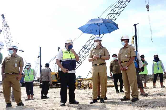 Bupati Kendal Dico Mahtado Ganinduto didampingi Kepala DPUPR Sugiono saat meninjau pembangunan Bendung Karet Kali Blorong. (BUDI SETIYAWAN/JAWA POS RADAR SEMARANG)