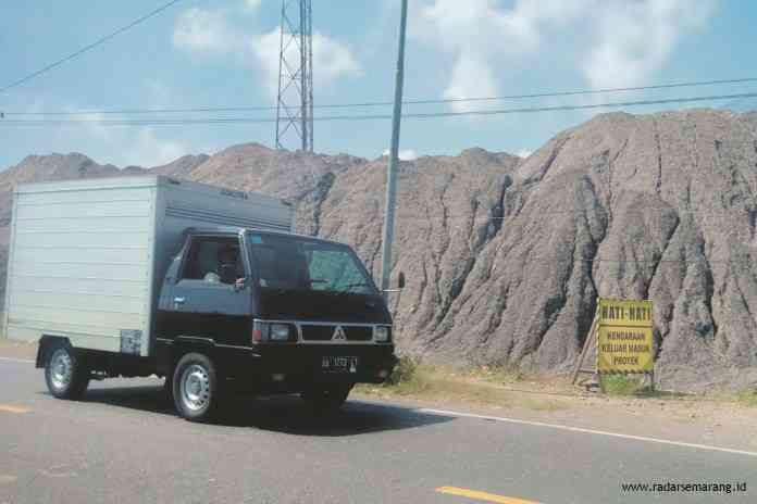 Gunungan pasir yang diduga hasil dari galian liar di wilayah Kecamatan Kertek. (Sigit Rahmanto/Jawa Pos Radar Semarang)