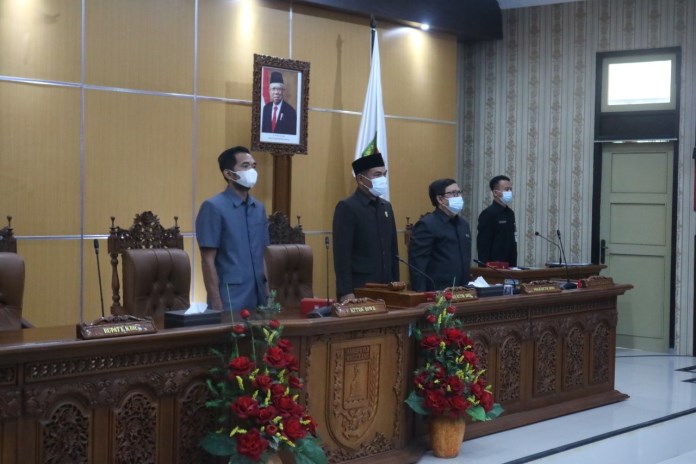 Pimpinan DPRD Kabupaten Magelang dalam rapat Selasa (2/3/2021). Juru bicara Pansus III Ety Nurfaizati menyampaikan pandangannya.