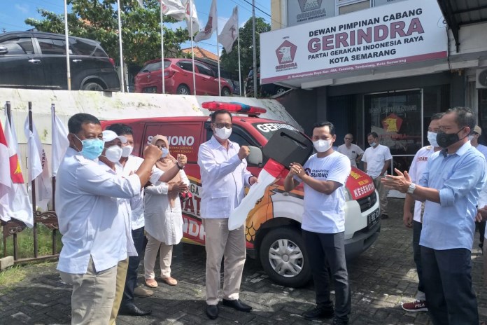 Perwakilan relawan Rumah Putih Sugiono, Nistra Yohan ketika menyerahkan kunci mobil ambulan kepada Ketua DPC Gerindra Kota Semarang, Joko Santoso. (Istimewa)
