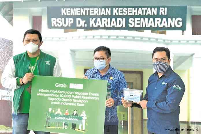 Paket kesehatan dan kebersihan untuk nakes dalam program “Grab Untuk Kamu” diserahkan di RSUP Dr Kariadi, Semarang. (Istimewa)