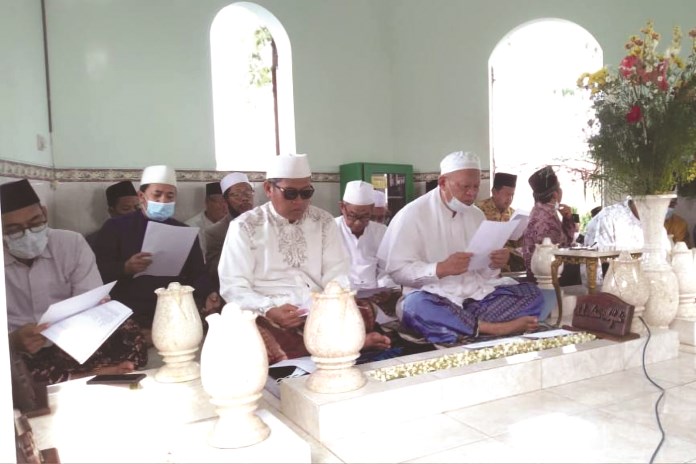 Pengasuh Ponpes Fathul Huda KH Zaenal Arifin Ma’shum (tengah) memimpin haul di makam para Masyayikh di Desa Sidorejo, Kecamatan Sayung. (Wahib Pribadi/Jawa Pos Radar Semarang)